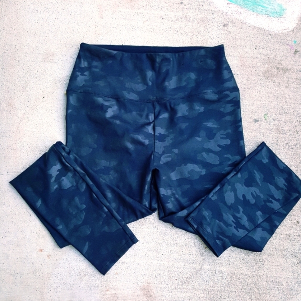 Simply vera vera wang black camo leggings size medium